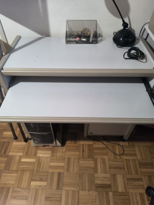 Secretaria cinzenta com extensão para o teclado e pequeno módulo64741013576707120