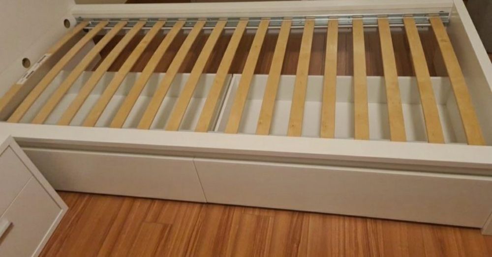 Duas camas individuaias Malm IKEA com gavetões