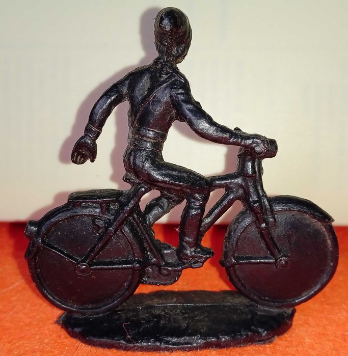 Antigo Boneco Monocromático