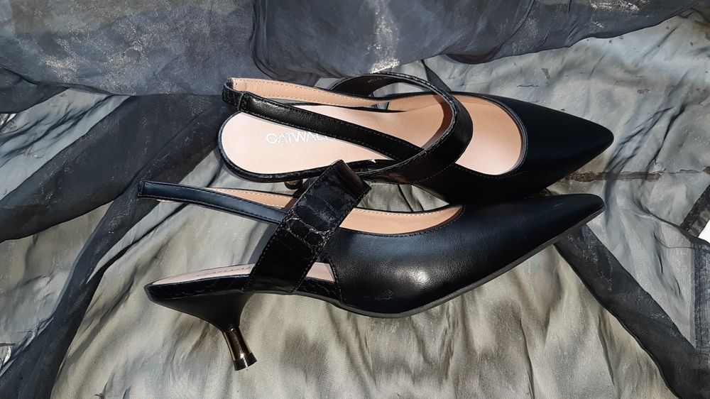 Czarne buty na obcasie