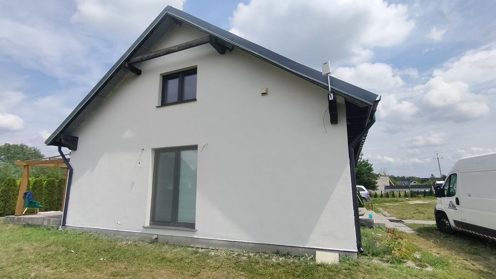 Elewacje docieplenia tynki natryskowe podbitki dachowe