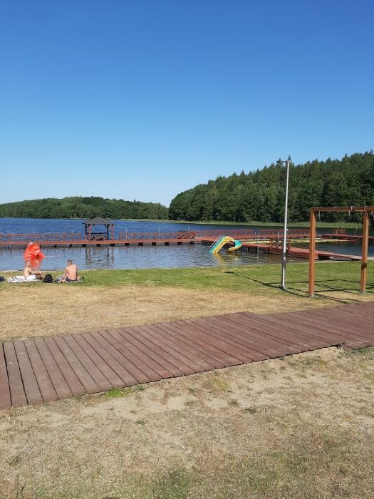 Domki letniskowe nad jeziorem w Poroście
