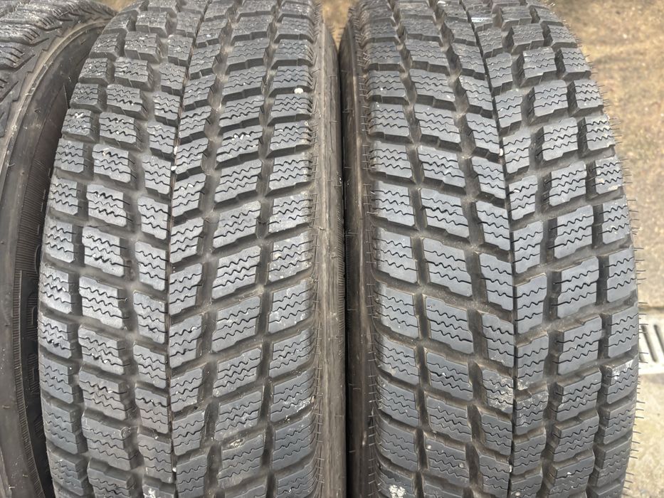 Zimowe opony  215/70/16 Nexen