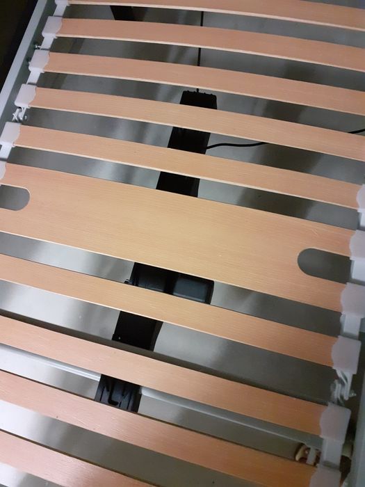 Camas articuladas com comando e proteção contra quedas