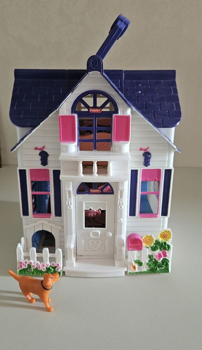 Двоповерховий будиночок для ляльок — мрія будь-якої маленької дівчинки