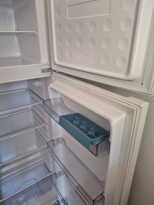 Frigorifico e sofà cama como novo vende-se