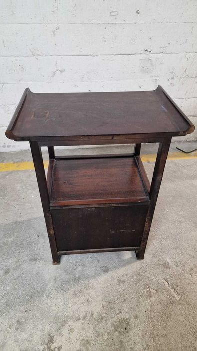 Móvel oriental em madeira c/ ferragens em latão — 64x51x32