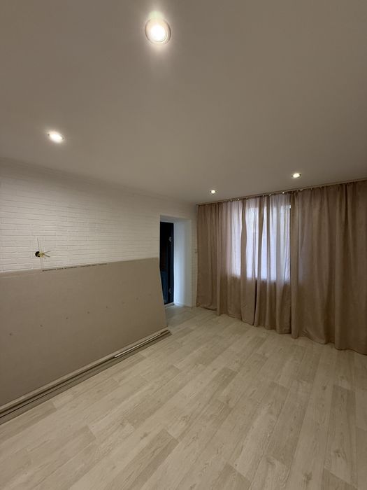 Часть дома и 10 соток 
Асфальтированная улица.
Учас