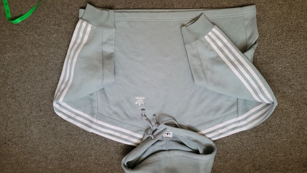 Adidas ,худий нужно голубого цвета ,укорочене,новое