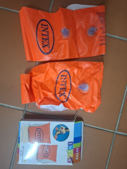 Brassadeiras insufláveis  criança piscina