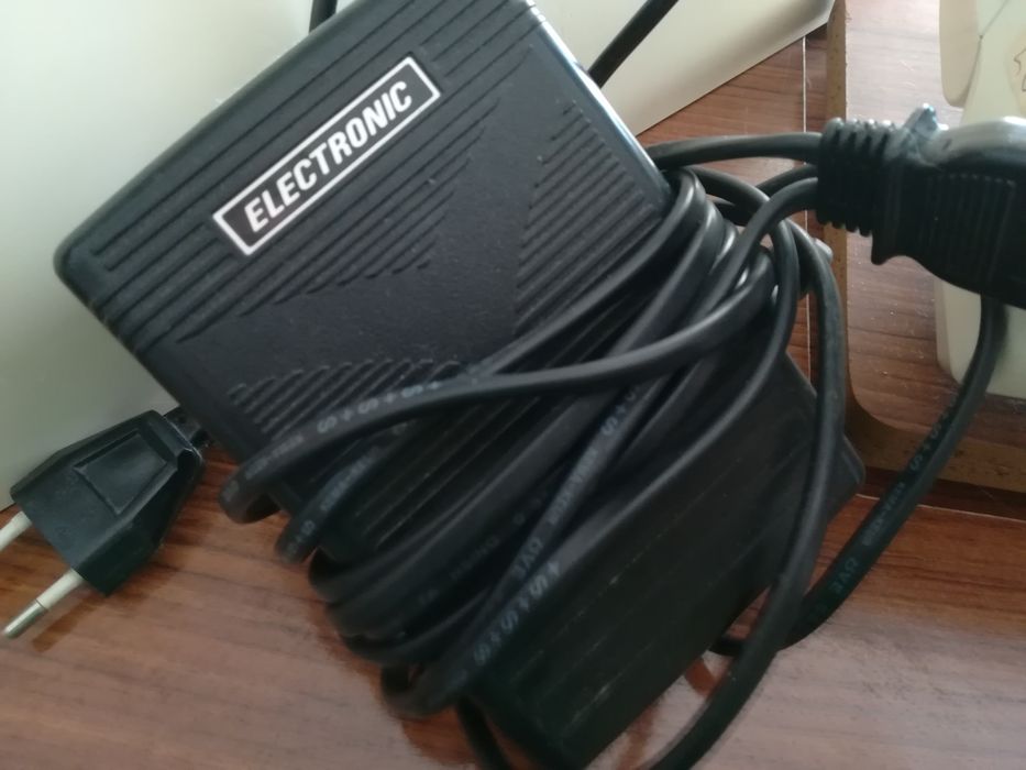 Máquina de costura elétrica singer com mesa