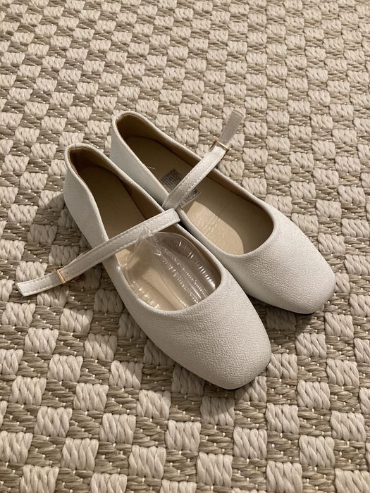 Sapatos Mary Jane sabrinas brancas