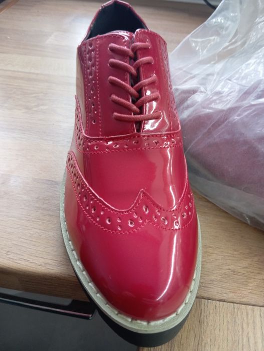 Buty typu Oxford z czerwonej lakierowanej skóry