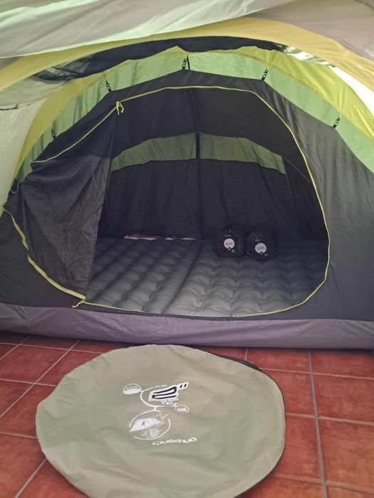 Tenda campismo  com dois colchões e dois sacos para dormir