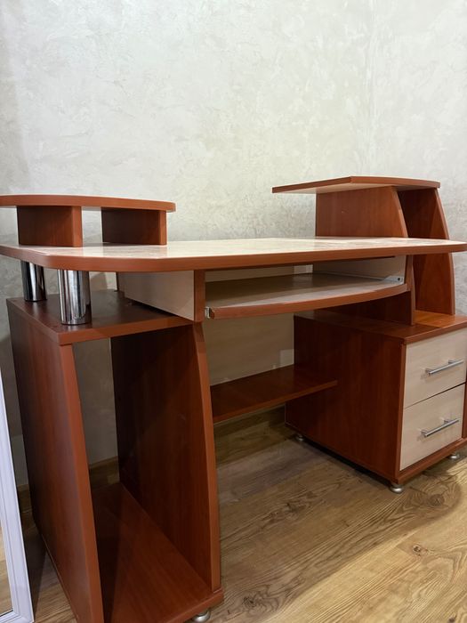 Компʼютерний стіл , стіл для навчання