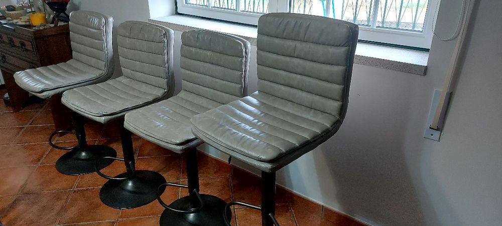 Quatro cadeiras de bar