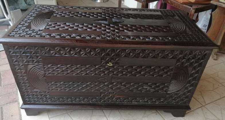 Móvel - Antiga Arca / Mala / Baú em talha madeira maciça sucupira
