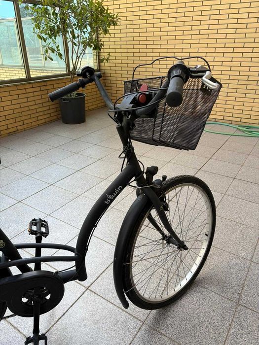 Bicicleta feminina com cesto.
