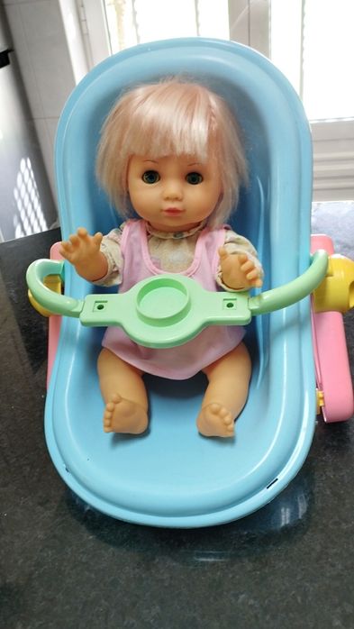 Boneca com cadeira