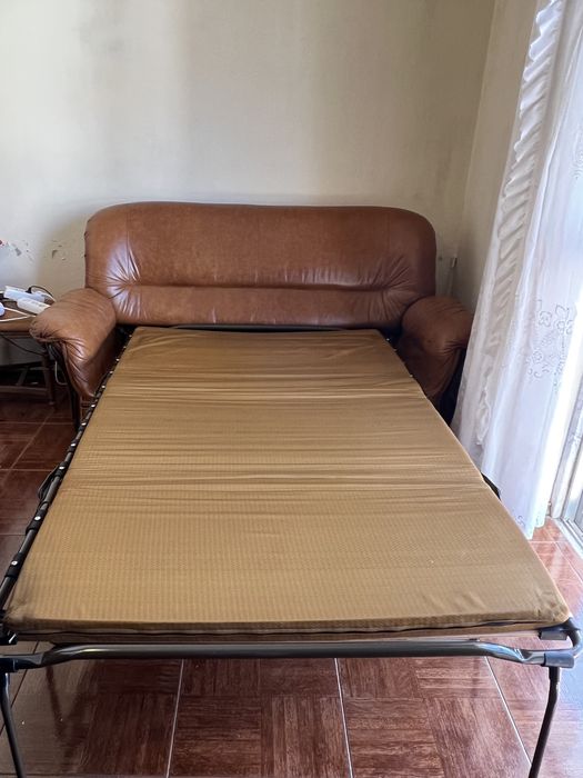 Sofa tres lugares com cama