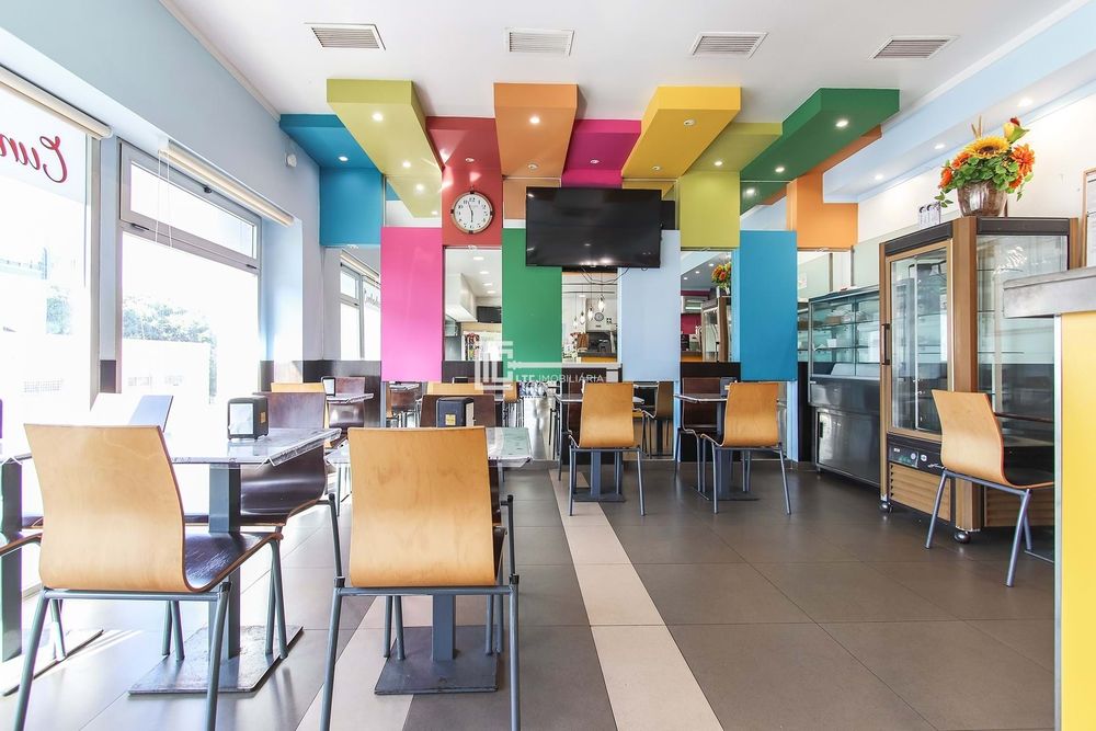 Trespassa-se restaurante e snack-bar em pleno funcionamento