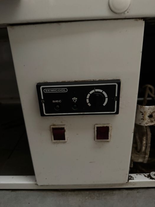 Холодильник - холодильна вітрина