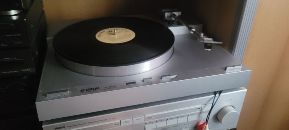 Gramofon YAMAHA P550
