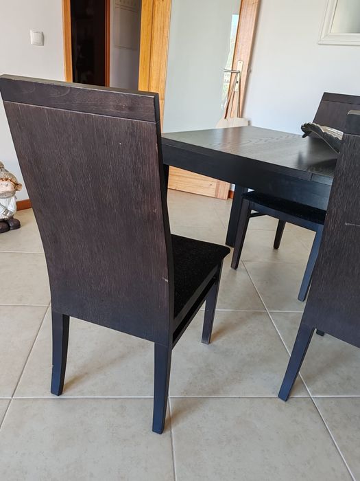 Mesa e cadeiras de sala