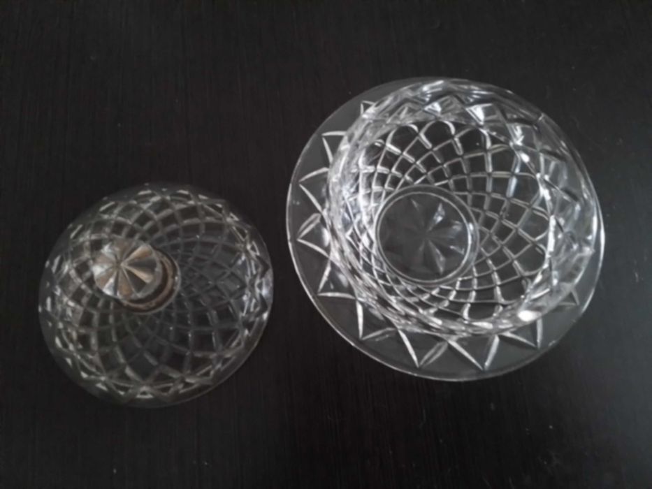 Jarra, garrafa e açucareiro, em vidro, antigos