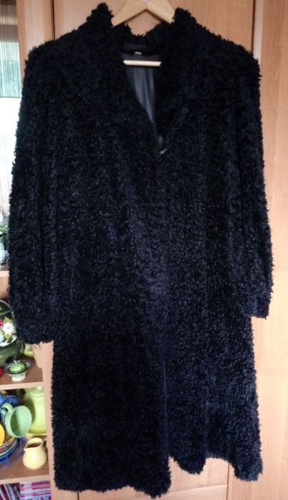 Czarny płaszcz (sztuczne futerko karakuły), r. XXL