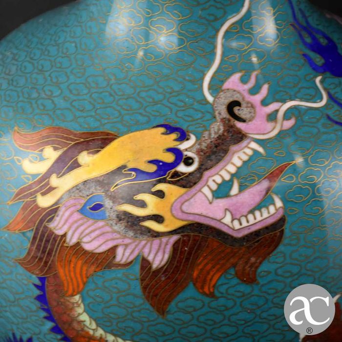 Par de Jarras em Cloisonné, decoradas com dragões
