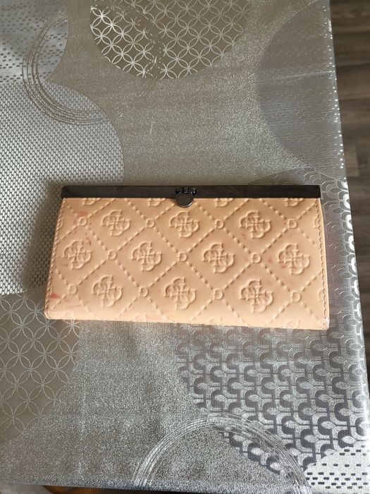 Portmonetka damska duża, wygodne zapięcie.