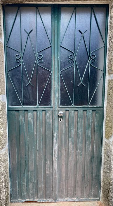 Portas em ferro bom estado