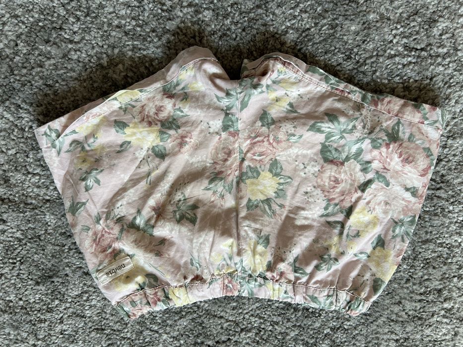 NEWBIE spodenki w piwonie na rozowym tle rozm 104