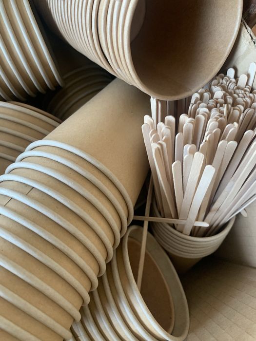 Vários copos e papel e colheres de madeira