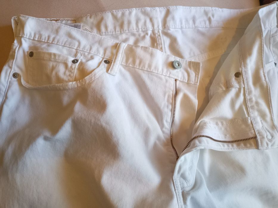 Джинсы Levi’s 514 белые W38 L30.
751
Розмір