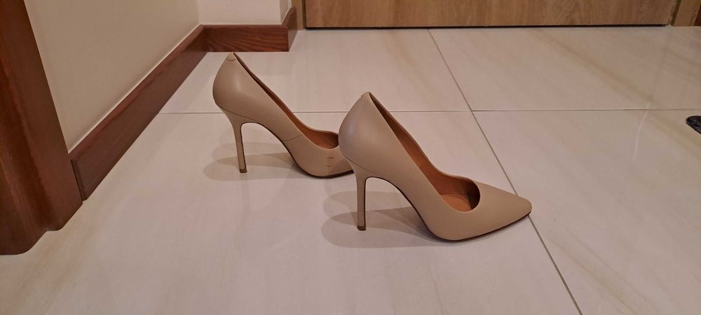 Szpilki beżowe Kazar rozmiar 37