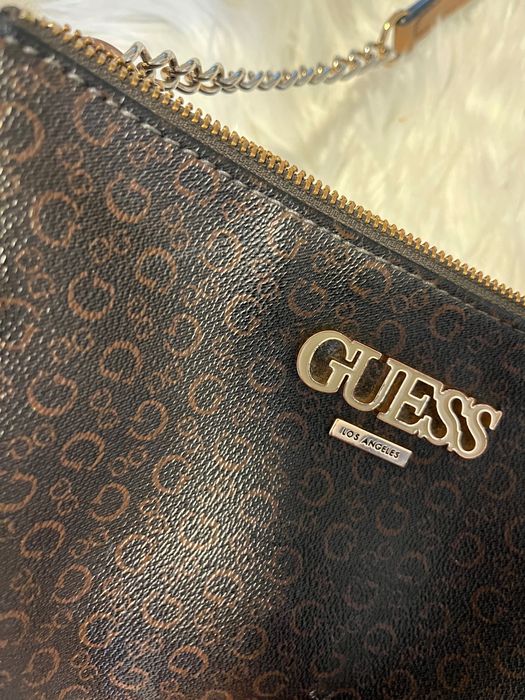 Torebka GUESS monogram na długim łańcuszku