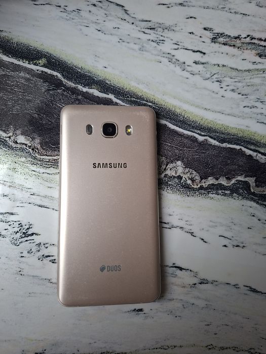 Смартфон Samsung J7