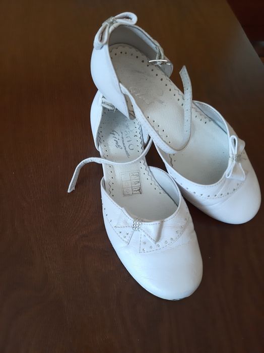 Buty białe rozmiar 33