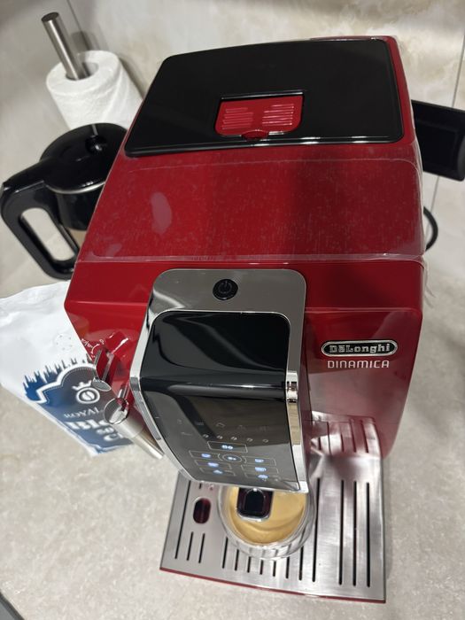 Кавомашина delonghi dinamica у червоному кольорі
