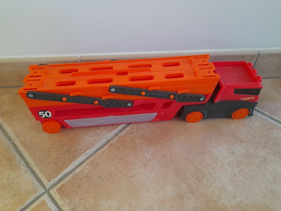 Hot Wheels Mega Transporter model GHR48