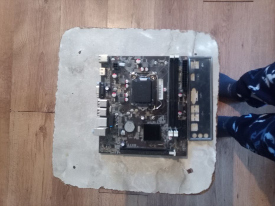 Материнська плата