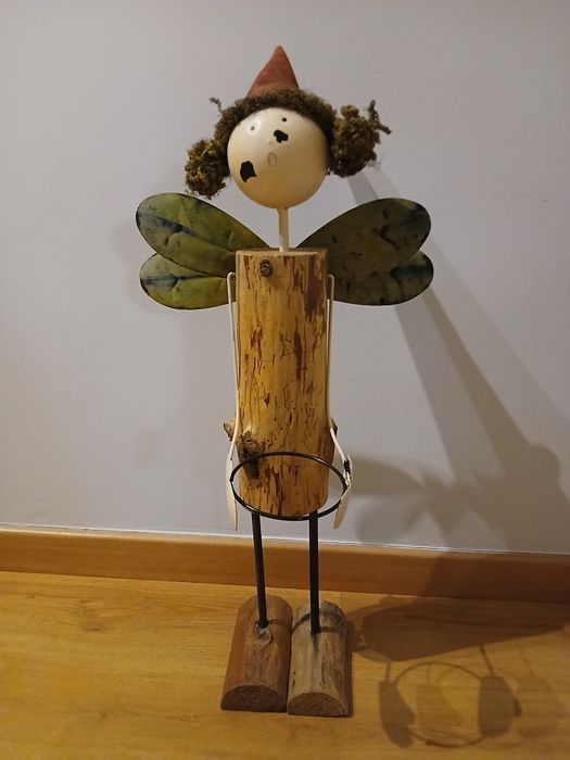 Boneca decorativa em metal e madeira