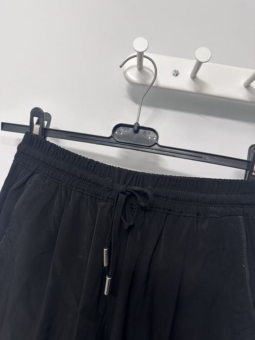 Czarne spodnie damskie Bershka