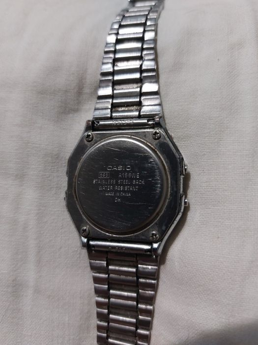 Casio Vintage A158WE 

Bracelete em aço inoxidável e ecrã digital