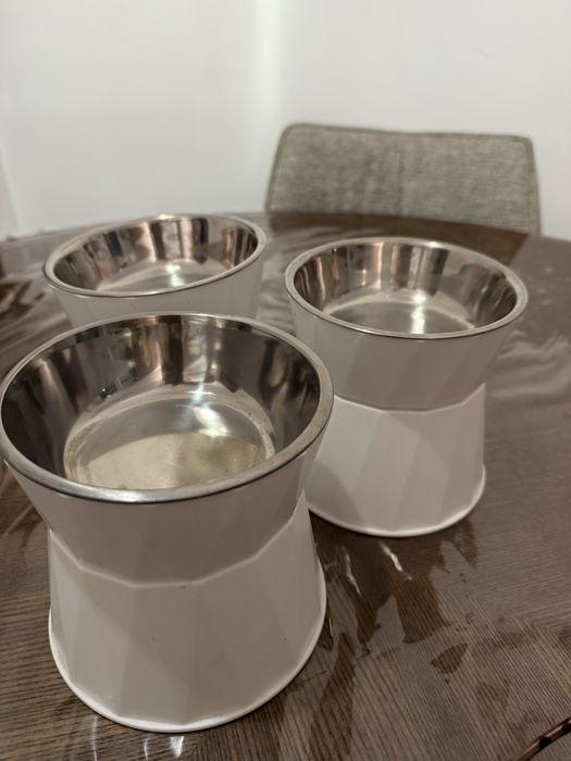 Vendo tijela de comida de cao ou gato alta como nova na cor branca cada uma a 10€