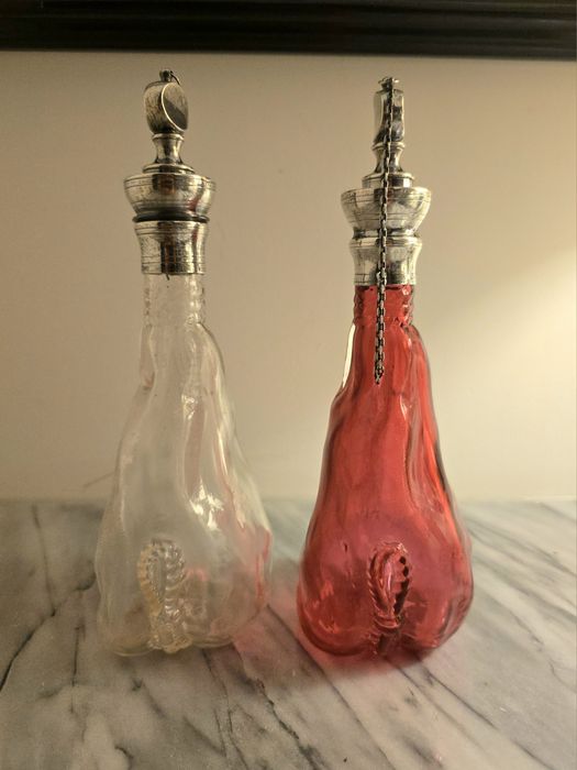 Par de frascos de Perfume Antigos, tampas em Prata – Leitão & Irmão.