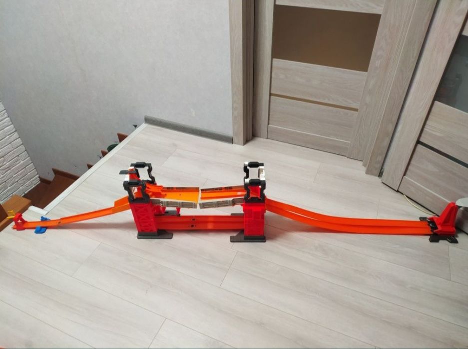 Hot wheels Розвідний міст 
Трек "Розвідний міст" в ідеальному стані. З