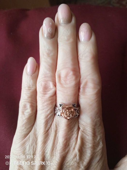 Продам нове вишукане срібне кільце з трояндою